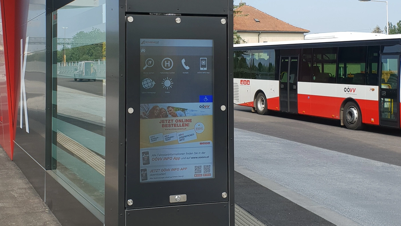 Fahrgastinformation am Busterminal Ried