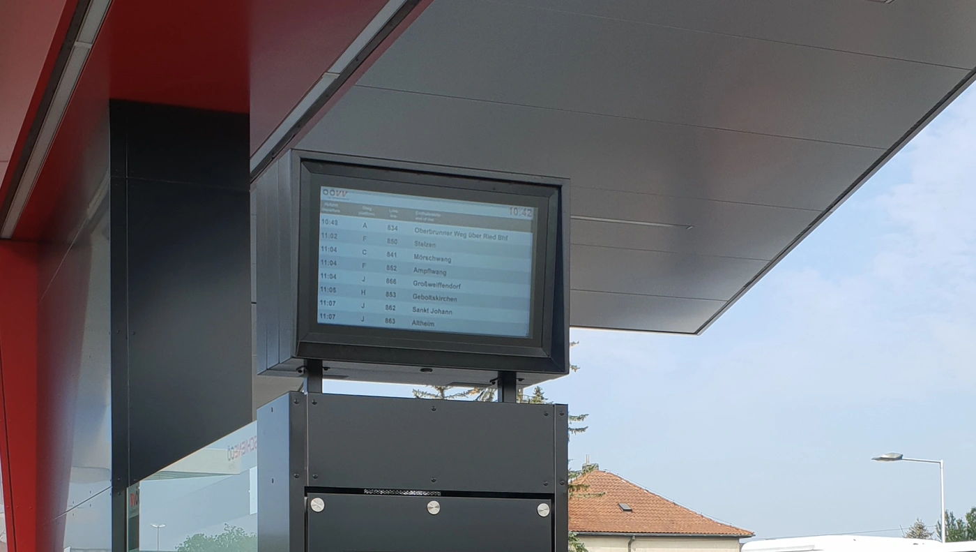 Echtzeit-Fahrplananzeige am Busterminal Ried